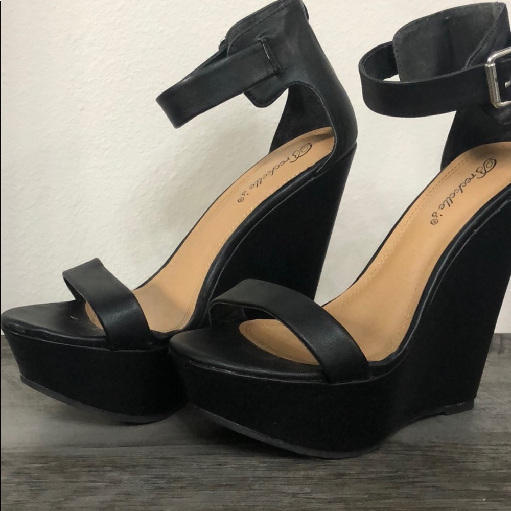 Black wedges